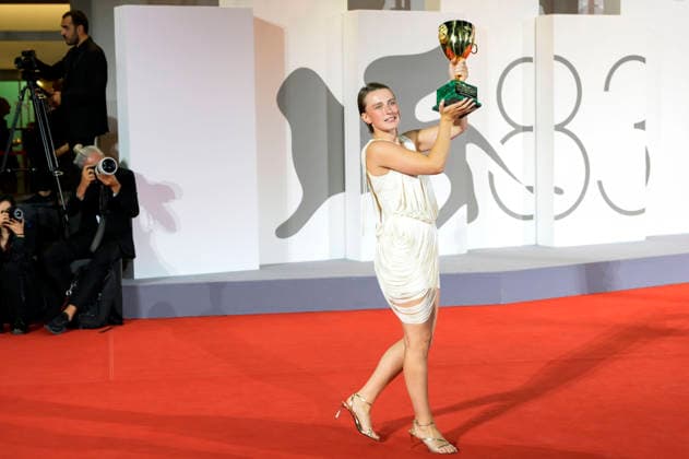 Mathilde Arcel, winner of the Coppa Volpi for Best Actress in *Woman Unknown*, at a photocall with the award winners of the 2026 Venice Biennale—the 83rd Venice International Film Festival—in front of the Palazzo del Cinema in Venice, September 12, 2026 Foto:xA.xM.xTinghinox xFuturexImagex awards_7071