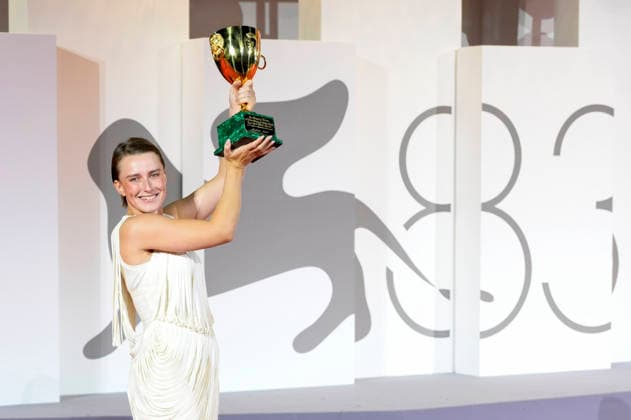 Mathilde Arcel, winner of the Coppa Volpi for Best Actress in *Woman Unknown*, at a photocall with the award winners of the 2026 Venice Biennale—the 83rd Venice International Film Festival—in front of the Palazzo del Cinema in Venice, September 12, 2026 Foto:xA.xM.xTinghinox xFuturexImagex awards_7073