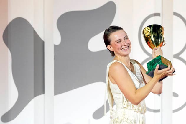 Mathilde Arcel, winner of the Coppa Volpi for Best Actress in *Woman Unknown*, at a photocall with the award winners of the 2026 Venice Biennale—the 83rd Venice International Film Festival—in front of the Palazzo del Cinema in Venice, September 12, 2026 Foto:xA.xM.xTinghinox xFuturexImagex awards_7074
