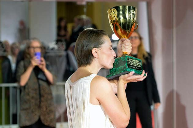 Mathilde Arcel, winner of the Coppa Volpi for Best Actress in *Woman Unknown*, at a photocall with the award winners of the 2026 Venice Biennale—the 83rd Venice International Film Festival—in front of the Palazzo del Cinema in Venice, September 12, 2026 Foto:xA.xM.xTinghinox xFuturexImagex awards_7075