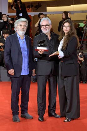Olivier Gorce, Stéphane Brize, and Coralie Amedeo, winners of the Best Screenplay Award for *Un bon petit soldat* (*A Good Little Soldier*), at a photo call with the award winners of the 2026 Venice Biennale—the 83rd Venice International Film Festival—in front of the Palazzo del Cinema in Venice, September 12, 2026 Foto:xA.xM.xTinghinox xFuturexImagex awards_7077