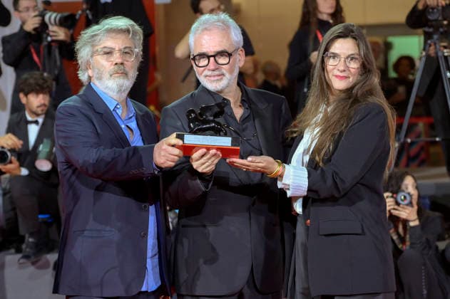 Olivier Gorce, Stéphane Brize, and Coralie Amedeo, winners of the Best Screenplay Award for *Un bon petit soldat* (*A Good Little Soldier*), at a photo call with the award winners of the 2026 Venice Biennale—the 83rd Venice International Film Festival—in front of the Palazzo del Cinema in Venice, September 12, 2026 Foto:xA.xM.xTinghinox xFuturexImagex awards_7078