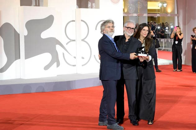 Olivier Gorce, Stéphane Brize, and Coralie Amedeo, winners of the Best Screenplay Award for *Un bon petit soldat* (*A Good Little Soldier*), at a photo call with the award winners of the 2026 Venice Biennale—the 83rd Venice International Film Festival—in front of the Palazzo del Cinema in Venice, September 12, 2026 Foto:xA.xM.xTinghinox xFuturexImagex awards_7079