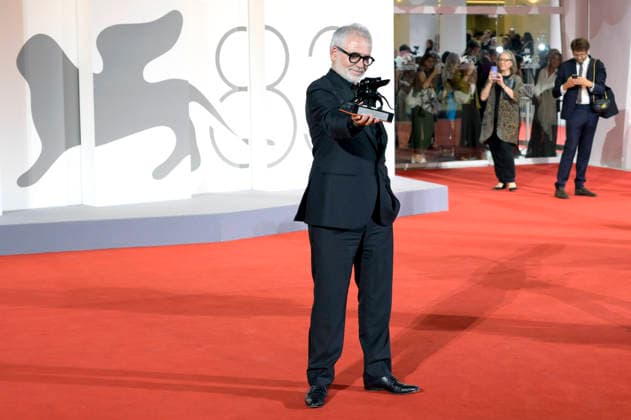 Stéphane Brize, winner of the Best Screenplay Award for *Un bon petit soldat* (*A Good Little Soldier*), at a photocall with the award winners of the 2026 Venice Biennale—the 83rd Venice International Film Festival—in front of the Palazzo del Cinema in Venice, September 12, 2026 Foto:xA.xM.xTinghinox xFuturexImagex awards_7080