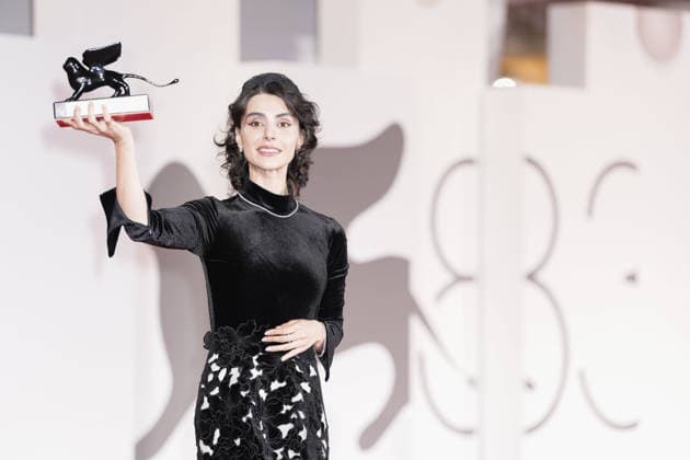 Photo: IPP, Daniele Cifala, Lido di Venezia, September 12, 2026. In the photo, Laleh Marzban poses with the Orizzonti Best Actress Award for *Moragheb: Falling House*. Winners Photocall. The 83rd Venice Film Festival