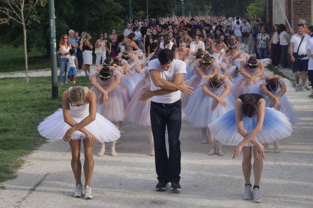 IPA88502889 - A spectacular conclusion to Dance Week, with Roberto Bolle leading the OnDance parade—a wave of thousands of dancers, with music and movement—that wound its way through Sempione Park all the way to the walls of Sforza Castle.  Copyright: xLucaxPontix xLucaxPonti xIpaxagencyx IPA88502889