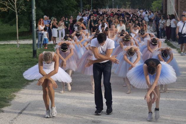 IPA88502884 - A spectacular conclusion to Dance Week, with Roberto Bolle leading the OnDance parade—a wave of thousands of dancers, with music and movement—that wound its way through Sempione Park all the way to the walls of the Sforza Castle.  Copyright: xLucaxPontix xLucaxPonti xIpaxagencyx IPA88502884