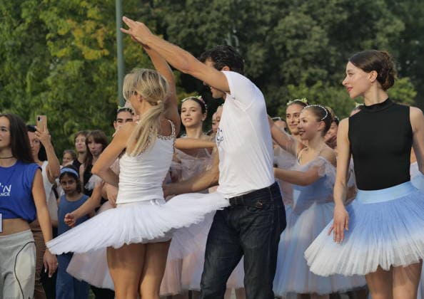IPA88503006 - A spectacular conclusion to Dance Week, with Roberto Bolle leading the OnDance parade—a wave of thousands of dancers, accompanied by music and movement—that wound its way through Sempione Park all the way to the walls of the Castello Sforzesco.  Copyright: xLucaxPontix xLucaxPonti xIpaxagencyx IPA88503006