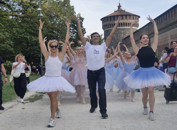 IPA88503007 - A spectacular conclusion to Dance Week, with Roberto Bolle leading the OnDance parade—a wave of thousands of dancers, accompanied by music and movement—that wound its way through Sempione Park all the way to the walls of the Sforza Castle.  Copyright: xLucaxPontix xLucaxPonti xIpaxagencyx IPA88503007