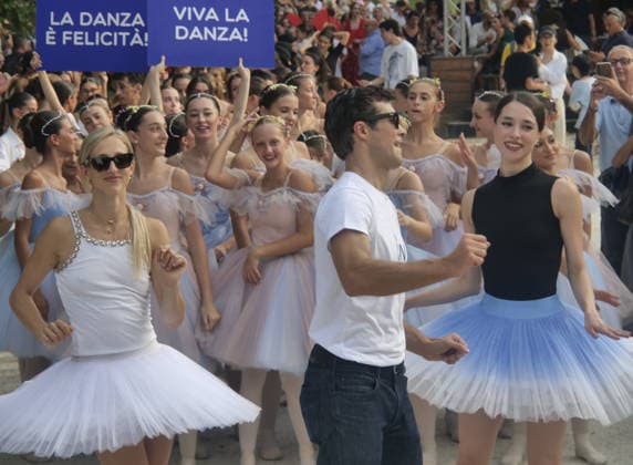 IPA88503019 - A spectacular conclusion to Dance Week, with Roberto Bolle leading the OnDance parade—a wave of thousands of dancers—as music and movement swept through Sempione Park all the way to the walls of Sforza Castle.  Copyright: xLucaxPontix xLucaxPonti xIpaxagencyx IPA88503019