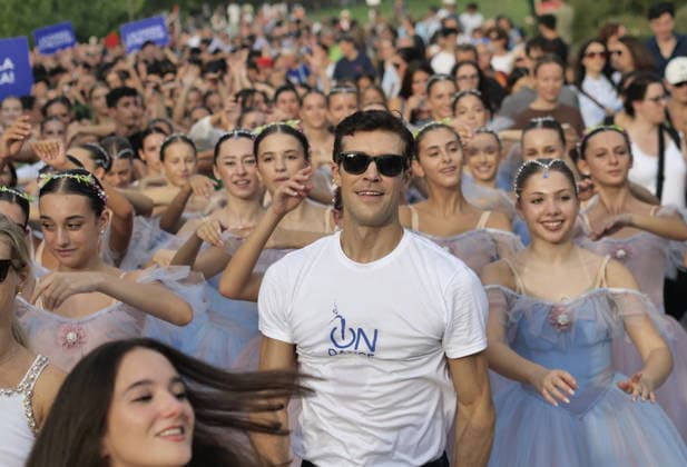 IPA88503055 - A spectacular conclusion to Dance Week, with Roberto Bolle leading the OnDance parade—a wave of thousands of dancers, accompanied by music and movement—that wound its way through Sempione Park all the way to the walls of Sforza Castle.  Copyright: xLucaxPontix xLucaxPonti xIpaxagencyx IPA88503055