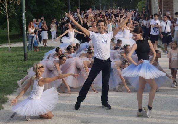 IPA88502879 - A spectacular conclusion to Dance Week, with Roberto Bolle leading the OnDance parade—a wave of thousands of dancers, accompanied by music and movement—that wound its way through Sempione Park all the way to the walls of Sforza Castle.  Copyright: xLucaxPontix xLucaxPonti xIpaxagencyx IPA88502879