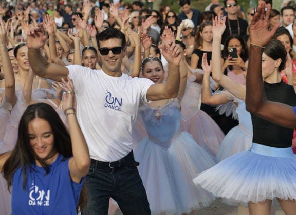 IPA88503002 - A spectacular conclusion to Dance Week, with Roberto Bolle leading the OnDance parade—a wave of thousands of dancers, accompanied by music and movement—that wound its way through Sempione Park all the way to the walls of Sforza Castle.  Copyright: xLucaxPontix xLucaxPonti xIpaxagencyx IPA88503002