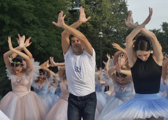 IPA88503113 - A spectacular conclusion to Dance Week, with Roberto Bolle leading the OnDance parade—a wave of thousands of dancers, accompanied by music and movement—that wound its way through Sempione Park all the way to the walls of the Castello Sforzesco.  Copyright: xLucaxPontix xLucaxPonti xIpaxagencyx IPA88503113