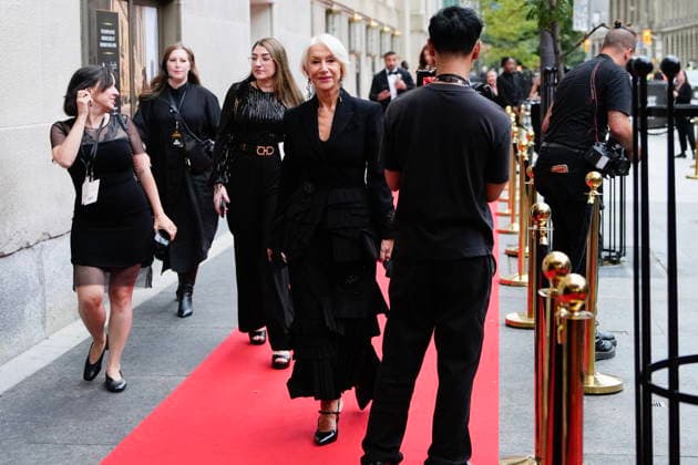 September 13, 2026, Toronto, On, CAN: Dame Helen Mirren walks to the red carpet for the TIFF Tribute Awards at the Toronto International Film Festival, in Toronto, on Sunday, Sept. 13, 2026. Toronto CAN  - ZUMAc35_ 20260913_zaf_c35_137 Copyright: xChrisxYoungx