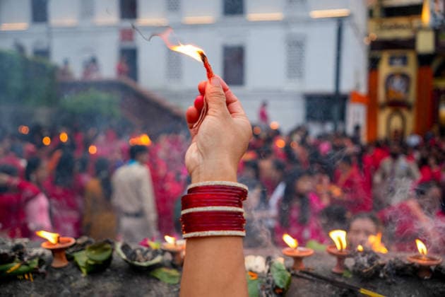 Women Perform Rituals at Pashupatinath on Teej - Kathmandu Hindu women gather at Pashupatinath Temple to offer prayers and perform religious rituals dedicated to Lord Shiva during Haritalika Teej in Kathmandu, Nepal, on September 14, 2026. Many women observe a fast and wear traditional red attire as they celebrate the festival. Photo by Sunii Pradhan ABACAPRESS.COM Nepal  Copyright: xSuniixPradhan ABACAx