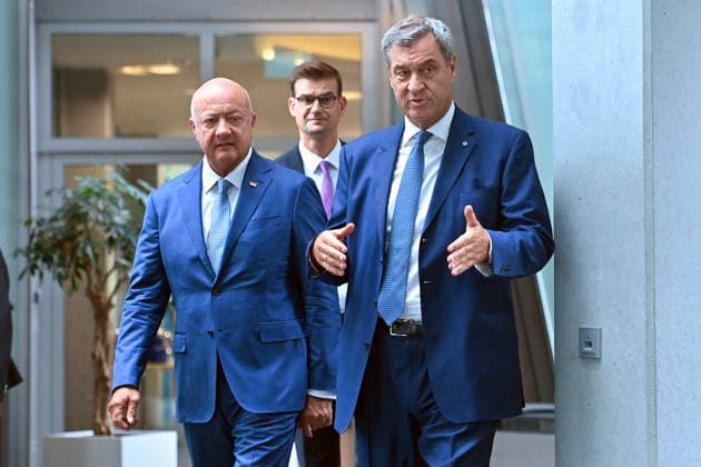 From left: Dr. Christian Stocker, OEVP Chairman and Federal Chancellor of the Republic of Austria, and Markus SOEDER, Minister-President of Bavaria and CSU Chairman, at a press conference following the CSU Party Executive Committee’s closed-door meeting on September 14, 2026, at the CSU State Headquarters in Munich
