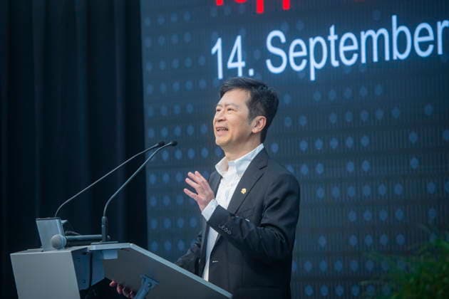 Topping-Out Ceremony at the ESMC Chip Factory in Dresden Topping-Out Ceremony at the ESMC Chip Factory in Dresden Ching Kun C. K. Huang (left to right), Managing Director and Fab Director of the European Semiconductor Manufacturing Company (ESMC) in Dresden, Saxony, Germany