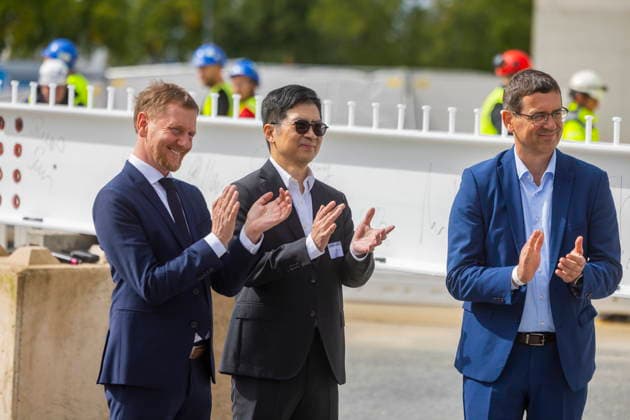 Topping-Out Ceremony for the ESMC Chip Factory in Dresden Topping-Out Ceremony for the ESMC Chip Factory in Dresden: Ching Kun C. K. Huang (left to right), Managing Director and Fab Director of the European Semiconductor Manufacturing Company (ESMC); Michael Kretschmer (CDU), Minister President of Saxony; Christian Koitzsch, President of the European Semiconductor Manufacturing C