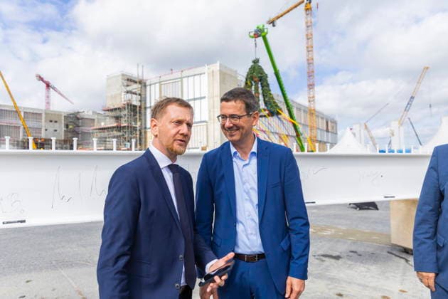 Topping-Out Ceremony for the ESMC Chip Factory in Dresden Topping-Out Ceremony for the ESMC Chip Factory in Dresden, Ching Kun Michael Kretschmer (CDU), Minister President of Saxony; Christian Koitzsch, President of the European Semiconductor Manufacturing Company (ESMC); Dresden, Saxony, Germany