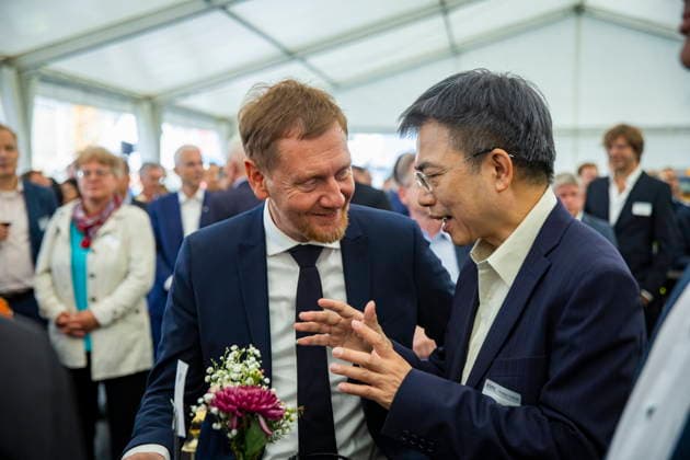 Topping-Out Ceremony for the ESMC Chip Factory in Dresden Topping-Out Ceremony for the ESMC Chip Factory in Dresden Michael Kretschmer (CDU), Minister President of Saxony; Ching Kun C. K. Huang (left), Managing Director and Fab Director of the European Semiconductor Manufacturing Company (ESMC); Dirk Hilbert (FDP), Mayor of Dresden, Saxony, Germany
