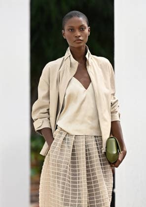 (260914) -- MADRID, Sept. 14, 2026 -- A model presents creations by Simorra during the Madrid Fashion Week in Madrid, Spain, Sept. 14, 2026. ) SPAIN-MADRID-FASHION WEEK ChengxMin 
