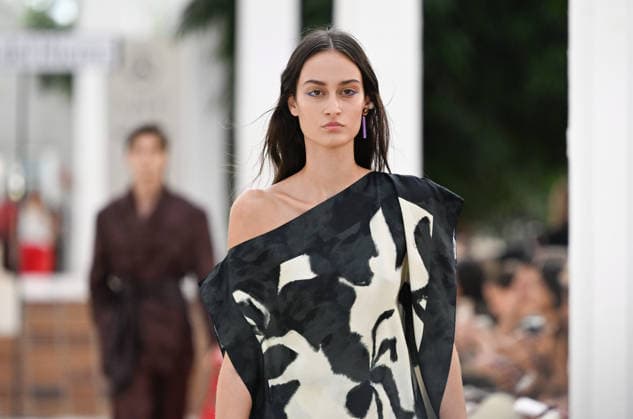 (260914) -- MADRID, Sept. 14, 2026 -- A model presents creations by Pedro del Hierro during the Madrid Fashion Week in Madrid, Spain, Sept. 14, 2026. ) SPAIN-MADRID-FASHION WEEK ChengxMin 