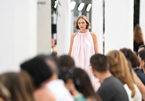 (260914) -- MADRID, Sept. 14, 2026 -- A model presents creations by Simorra during the Madrid Fashion Week in Madrid, Spain, Sept. 14, 2026. ) SPAIN-MADRID-FASHION WEEK ChengxMin 