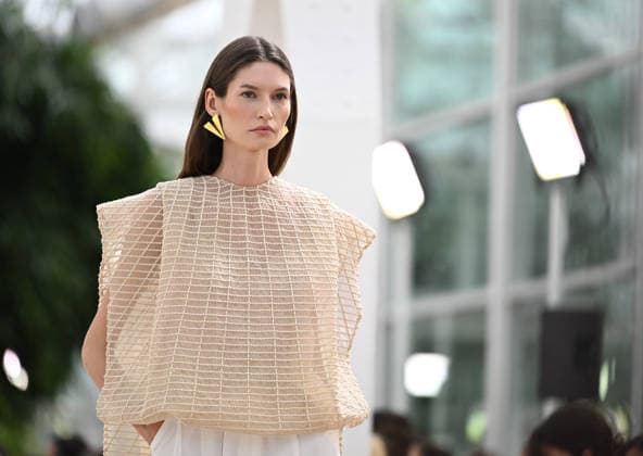(260914) -- MADRID, Sept. 14, 2026 -- A model presents creations by Simorra during the Madrid Fashion Week in Madrid, Spain, Sept. 14, 2026. ) SPAIN-MADRID-FASHION WEEK ChengxMin 
