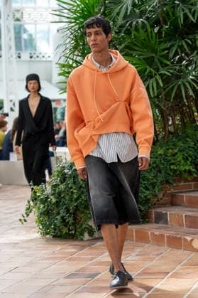 Models present creations from Adolfo Dominguez s Croma collection for spring-summer 2027 during Mercedes-Benz Fashion Week Madrid. Under the creative direction of Tiziana Domínguez, the Galician label, marking its 50th anniversary, remained faithful to its signature codes, showing pronounced asymmetry, scarves worked into both menswear and womenswear, sequins and textile appliques, alongside organic cotton denim dyed in tangerine tones and mini-pleated men s trousers. September 14,2026. (202609141051)