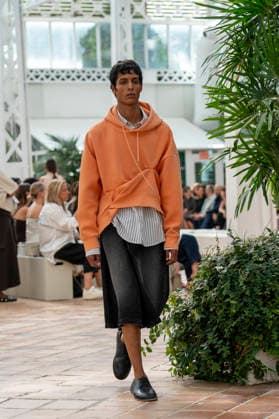 Models present creations from Adolfo Dominguez s Croma collection for spring-summer 2027 during Mercedes-Benz Fashion Week Madrid. Under the creative direction of Tiziana Domínguez, the Galician label, marking its 50th anniversary, remained faithful to its signature codes, showing pronounced asymmetry, scarves worked into both menswear and womenswear, sequins and textile appliques, alongside organic cotton denim dyed in tangerine tones and mini-pleated men s trousers. September 14,2026. (20260914838)