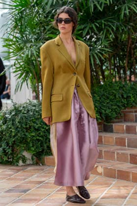 Models present creations from Adolfo Dominguez s Croma collection for spring-summer 2027 during Mercedes-Benz Fashion Week Madrid. Under the creative direction of Tiziana Domínguez, the Galician label, marking its 50th anniversary, remained faithful to its signature codes, showing pronounced asymmetry, scarves worked into both menswear and womenswear, sequins and textile appliques, alongside organic cotton denim dyed in tangerine tones and mini-pleated men s trousers. September 14,2026. (20260914963)