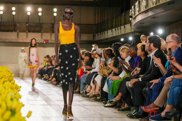 A model walks the runway wearing a garment from the Carolina Herrera fashion brand at New York Fashion Week, United States, 14 September 2026. The American brand celebrated its 45th anniversary at New York Fashion Week with a new collection by its creative director, Wes Gordon, who remained true to the brand’s signature style. The Carolina Herrera brand celebrates 45 years of fashion that remains true to its signature style !ACHTUNG: NUR REDAKTIONELLE NUTZUNG!  Copyright: xAngelxColmenaresx AME7421 20260915-55021400713_1