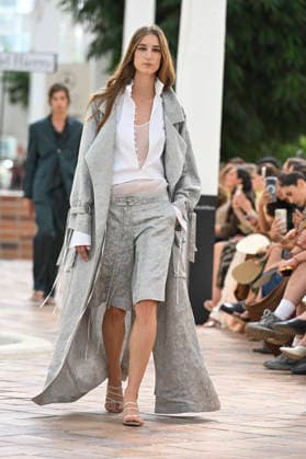 Pedro del Hierro - Mercedes Benz Fashion Week Madrid, Spain - 14 Sep 2026 A model parades with Pedro del Hierro design during the Mercedes Benz Fashion Week Madrid at Cibeles Palace in Madrid. Madrid Spain Copyright: xAtilanoxGarciax xSOPAxImagesx PHOTO07310