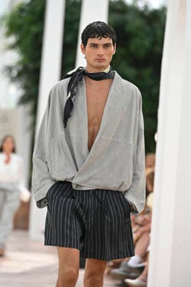Pedro del Hierro - Mercedes Benz Fashion Week Madrid, Spain - 14 Sep 2026 A model parades with Pedro del Hierro design during the Mercedes Benz Fashion Week Madrid at Cibeles Palace in Madrid. Madrid Spain Copyright: xAtilanoxGarciax xSOPAxImagesx PHOTO07326