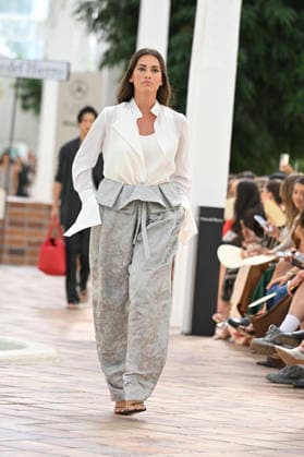 Pedro del Hierro - Mercedes Benz Fashion Week Madrid, Spain - 14 Sep 2026 A model parades with Pedro del Hierro design during the Mercedes Benz Fashion Week Madrid at Cibeles Palace in Madrid. Madrid Spain Copyright: xAtilanoxGarciax xSOPAxImagesx PHOTO07327