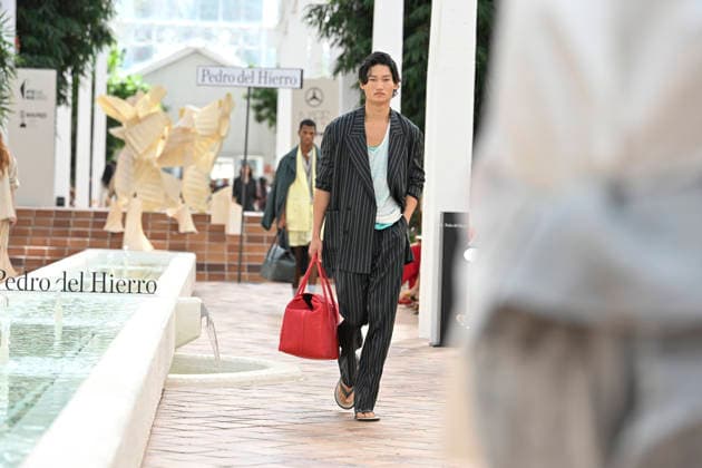 Pedro del Hierro - Mercedes Benz Fashion Week Madrid, Spain - 14 Sep 2026 A model parades with Pedro del Hierro design during the Mercedes Benz Fashion Week Madrid at Cibeles Palace in Madrid. Madrid Spain Copyright: xAtilanoxGarciax xSOPAxImagesx PHOTO07329