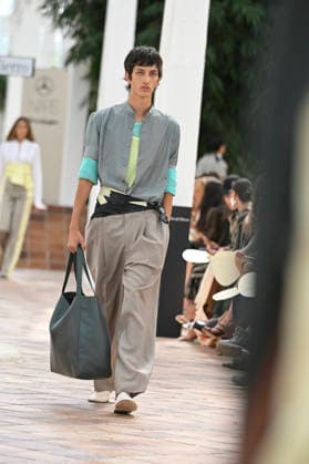 Pedro del Hierro - Mercedes Benz Fashion Week Madrid, Spain - 14 Sep 2026 A model parades with Pedro del Hierro design during the Mercedes Benz Fashion Week Madrid at Cibeles Palace in Madrid. Madrid Spain Copyright: xAtilanoxGarciax xSOPAxImagesx PHOTO07331