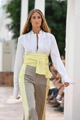 Pedro del Hierro - Mercedes Benz Fashion Week Madrid, Spain - 14 Sep 2026 A model parades with Pedro del Hierro design during the Mercedes Benz Fashion Week Madrid at Cibeles Palace in Madrid. Madrid Spain Copyright: xAtilanoxGarciax xSOPAxImagesx PHOTO07333