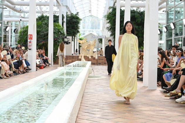 Pedro del Hierro - Mercedes Benz Fashion Week Madrid, Spain - 14 Sep 2026 A model parades with Pedro del Hierro design during the Mercedes Benz Fashion Week Madrid at Cibeles Palace in Madrid. Madrid Spain Copyright: xAtilanoxGarciax xSOPAxImagesx PHOTO07335