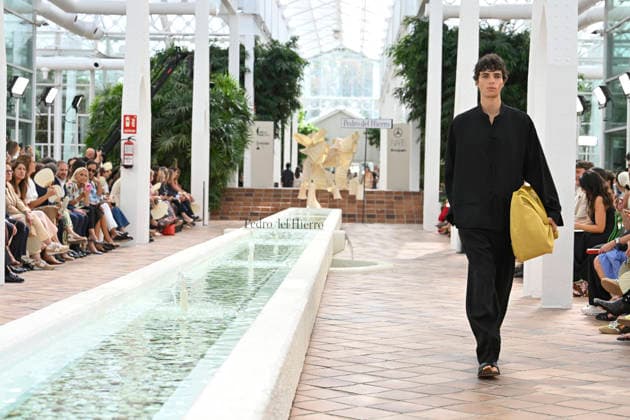 Pedro del Hierro - Mercedes Benz Fashion Week Madrid, Spain - 14 Sep 2026 A model parades with Pedro del Hierro design during the Mercedes Benz Fashion Week Madrid at Cibeles Palace in Madrid. Madrid Spain Copyright: xAtilanoxGarciax xSOPAxImagesx PHOTO07336