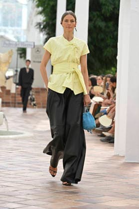 Pedro del Hierro - Mercedes Benz Fashion Week Madrid, Spain - 14 Sep 2026 A model parades with Pedro del Hierro design during the Mercedes Benz Fashion Week Madrid at Cibeles Palace in Madrid. Madrid Spain Copyright: xAtilanoxGarciax xSOPAxImagesx PHOTO07337