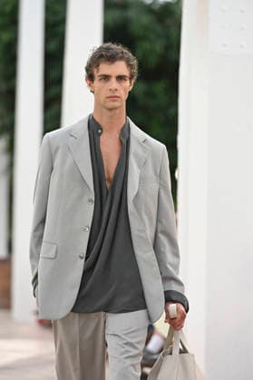 Pedro del Hierro - Mercedes Benz Fashion Week Madrid, Spain - 14 Sep 2026 A model parades with Pedro del Hierro design during the Mercedes Benz Fashion Week Madrid at Cibeles Palace in Madrid. Madrid Spain Copyright: xAtilanoxGarciax xSOPAxImagesx PHOTO07348