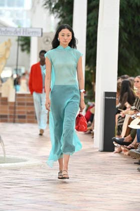 Pedro del Hierro - Mercedes Benz Fashion Week Madrid, Spain - 14 Sep 2026 A model parades with Pedro del Hierro design during the Mercedes Benz Fashion Week Madrid at Cibeles Palace in Madrid. Madrid Spain Copyright: xAtilanoxGarciax xSOPAxImagesx PHOTO07351