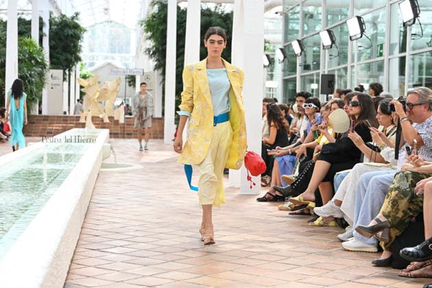 Pedro del Hierro - Mercedes Benz Fashion Week Madrid, Spain - 14 Sep 2026 A model parades with Pedro del Hierro design during the Mercedes Benz Fashion Week Madrid at Cibeles Palace in Madrid. Madrid Spain Copyright: xAtilanoxGarciax xSOPAxImagesx PHOTO07354