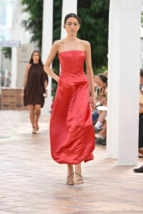 Pedro del Hierro - Mercedes Benz Fashion Week Madrid, Spain - 14 Sep 2026 A model parades with Pedro del Hierro design during the Mercedes Benz Fashion Week Madrid at Cibeles Palace in Madrid. Madrid Spain Copyright: xAtilanoxGarciax xSOPAxImagesx PHOTO07357