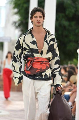 Pedro del Hierro - Mercedes Benz Fashion Week Madrid, Spain - 14 Sep 2026 A model parades with Pedro del Hierro design during the Mercedes Benz Fashion Week Madrid at Cibeles Palace in Madrid. Madrid Spain Copyright: xAtilanoxGarciax xSOPAxImagesx PHOTO07360