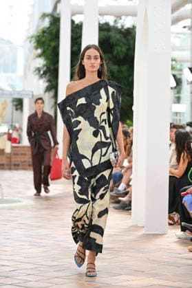 Pedro del Hierro - Mercedes Benz Fashion Week Madrid, Spain - 14 Sep 2026 A model parades with Pedro del Hierro design during the Mercedes Benz Fashion Week Madrid at Cibeles Palace in Madrid. Madrid Spain Copyright: xAtilanoxGarciax xSOPAxImagesx PHOTO07370