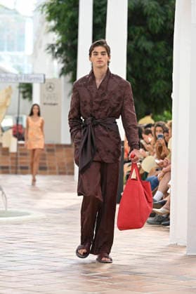 Pedro del Hierro - Mercedes Benz Fashion Week Madrid, Spain - 14 Sep 2026 A model parades with Pedro del Hierro design during the Mercedes Benz Fashion Week Madrid at Cibeles Palace in Madrid. Madrid Spain Copyright: xAtilanoxGarciax xSOPAxImagesx PHOTO07372