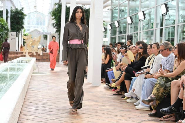 Pedro del Hierro - Mercedes Benz Fashion Week Madrid, Spain - 14 Sep 2026 A model parades with Pedro del Hierro design during the Mercedes Benz Fashion Week Madrid at Cibeles Palace in Madrid. Madrid Spain Copyright: xAtilanoxGarciax xSOPAxImagesx PHOTO07375